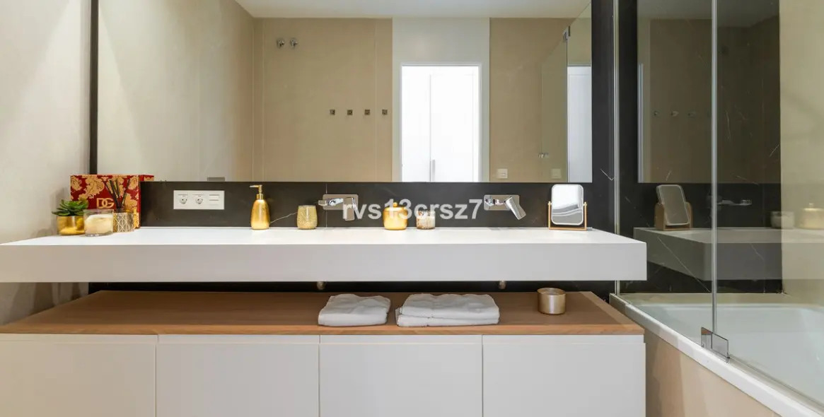 Venta de apartamento en planta media en Benahavís 25