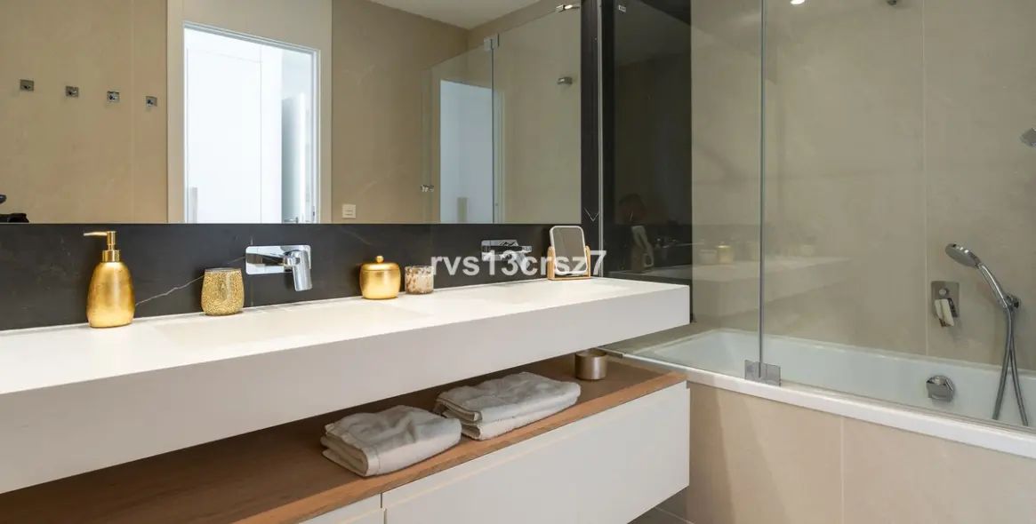 Venta de apartamento en planta media en Benahavís 26