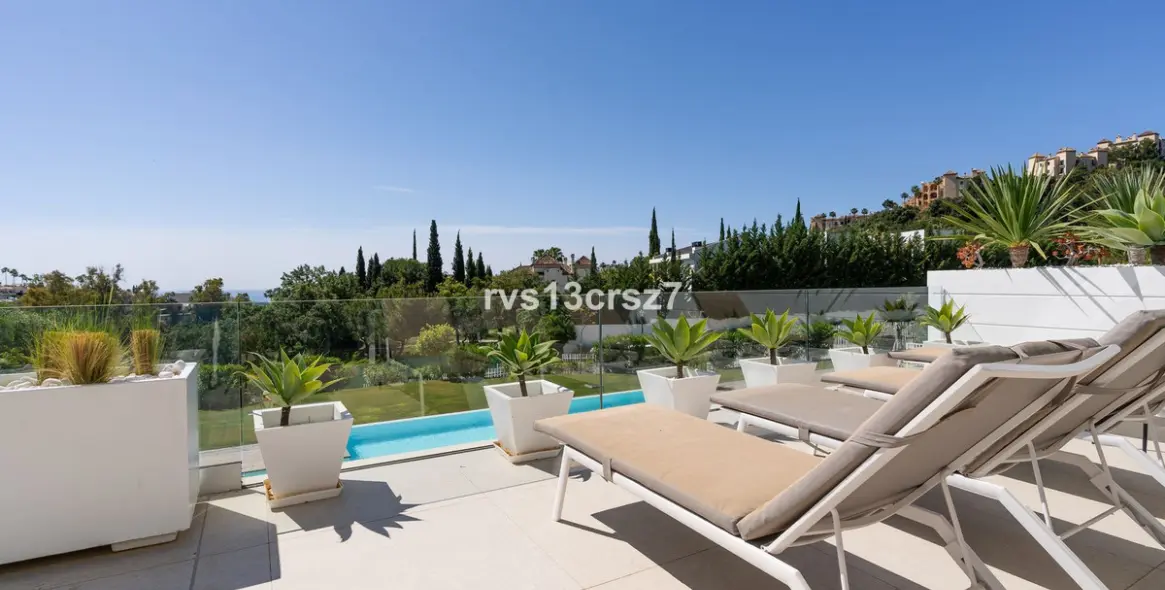 Venta de apartamento en planta media en Benahavís 27