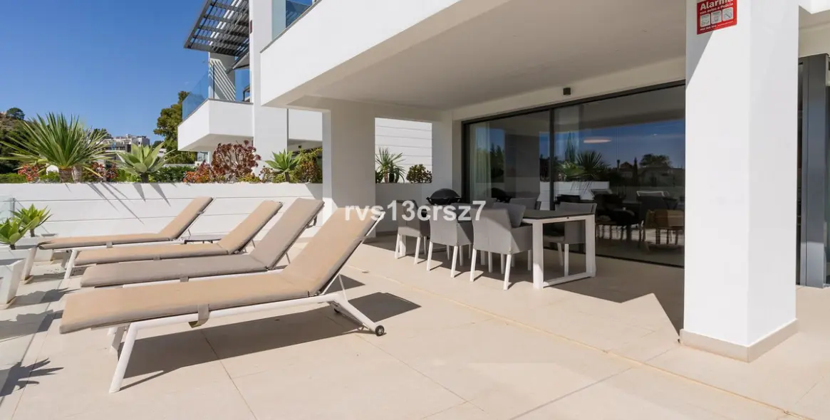 Venta de apartamento en planta media en Benahavís 28