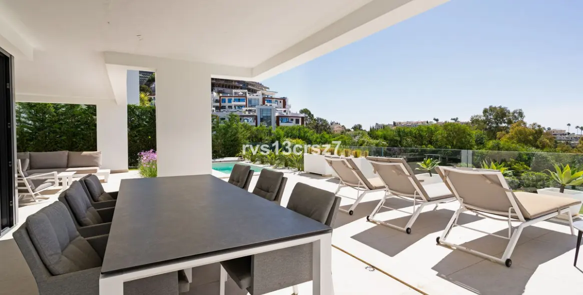 Venta de apartamento en planta media en Benahavís 35