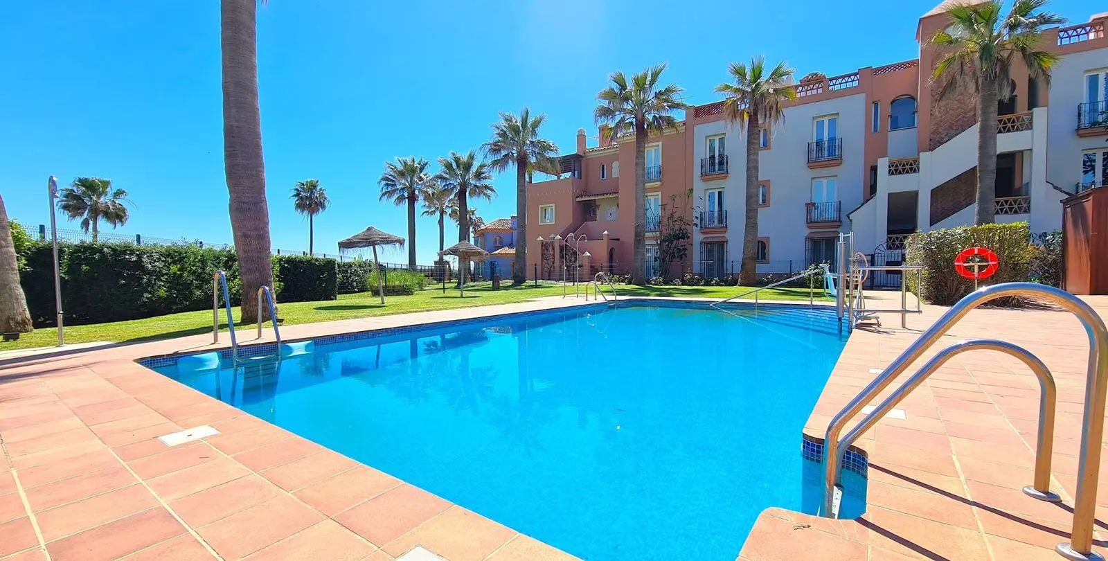 Venta de apartamento en planta baja en Casares Playa 44