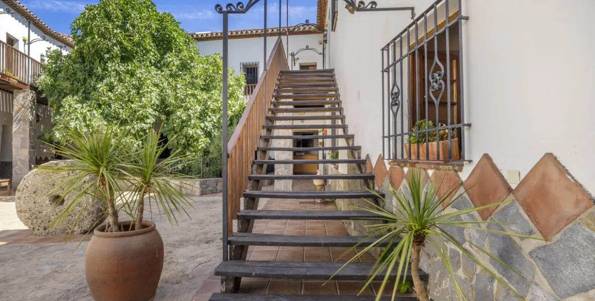 Sale of hotel in Benaoján 5
