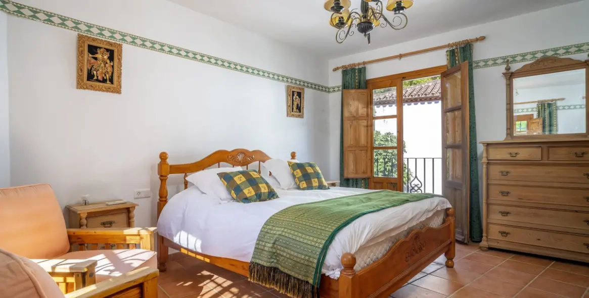 Sale of hotel in Benaoján 6