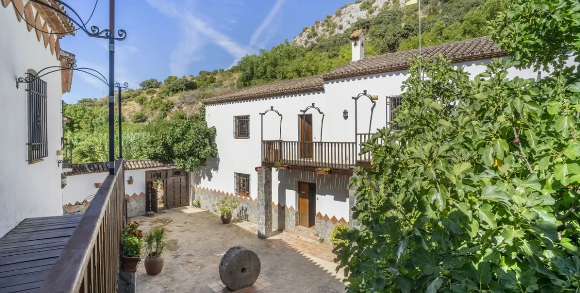 Sale of hotel in Benaoján 10