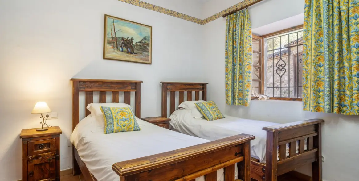 Sale of hotel in Benaoján 11