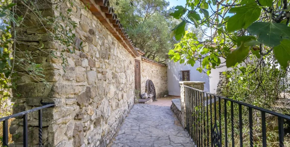 Sale of hotel in Benaoján 18