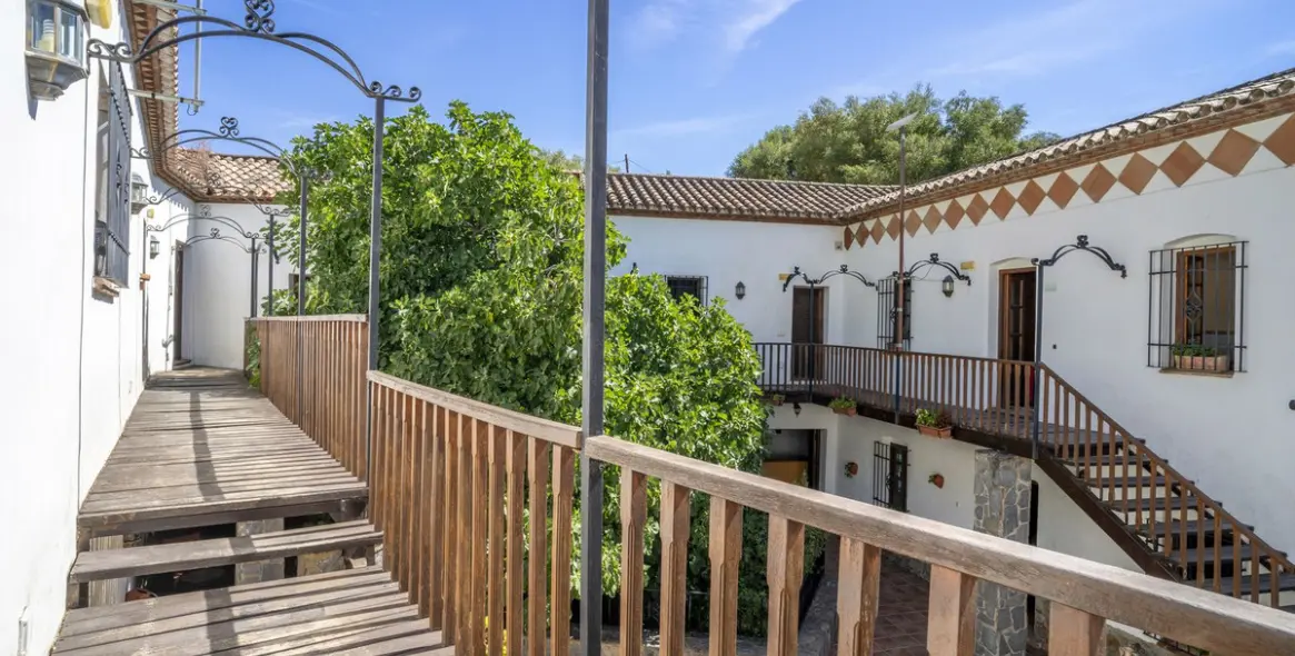 Sale of hotel in Benaoján 23