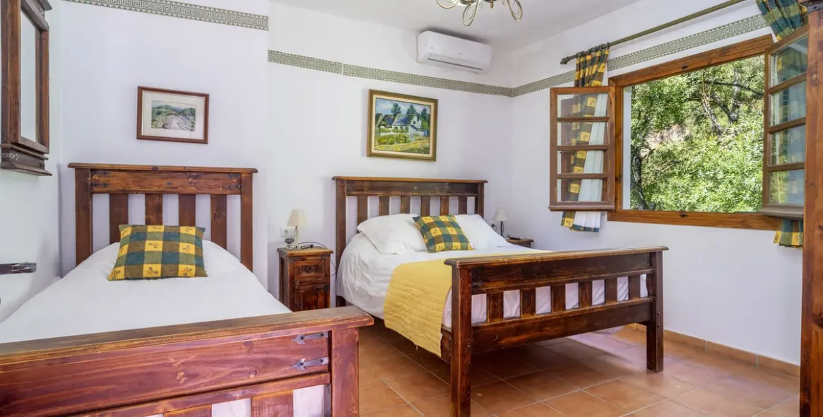 Sale of hotel in Benaoján 24