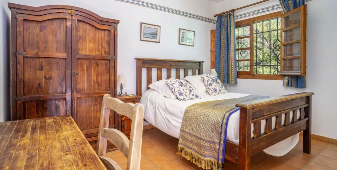 Sale of hotel in Benaoján 28