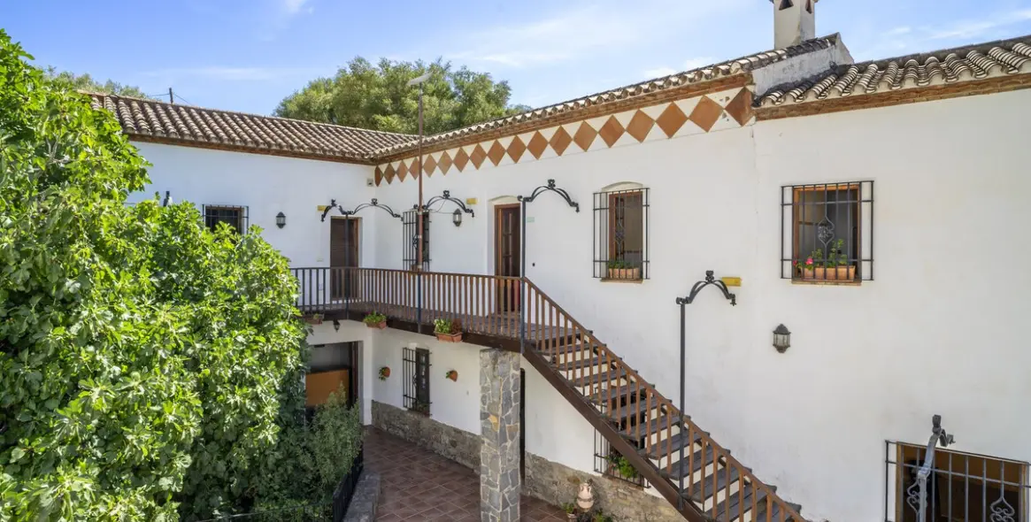 Sale of hotel in Benaoján 29