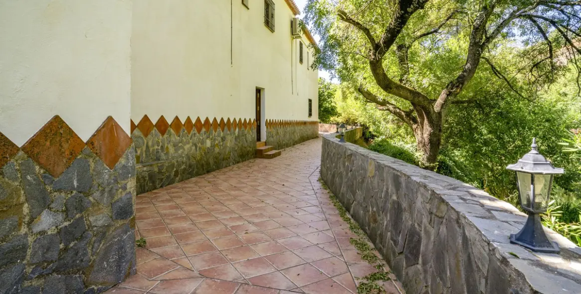 Sale of hotel in Benaoján 40
