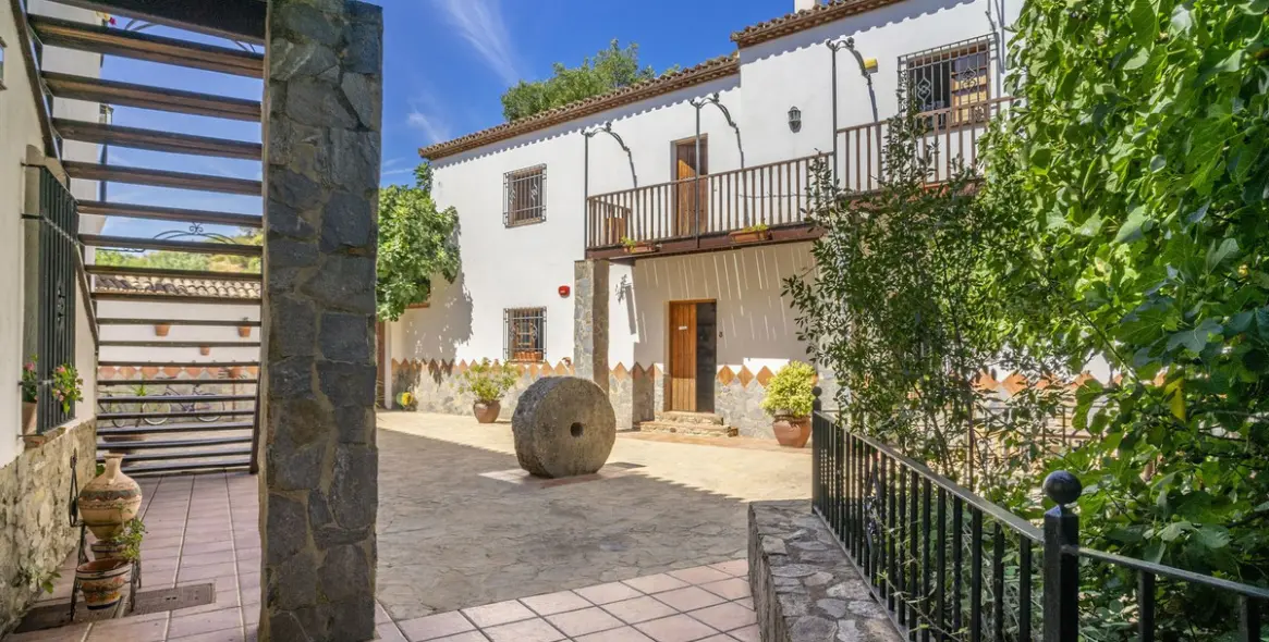 Sale of hotel in Benaoján 54