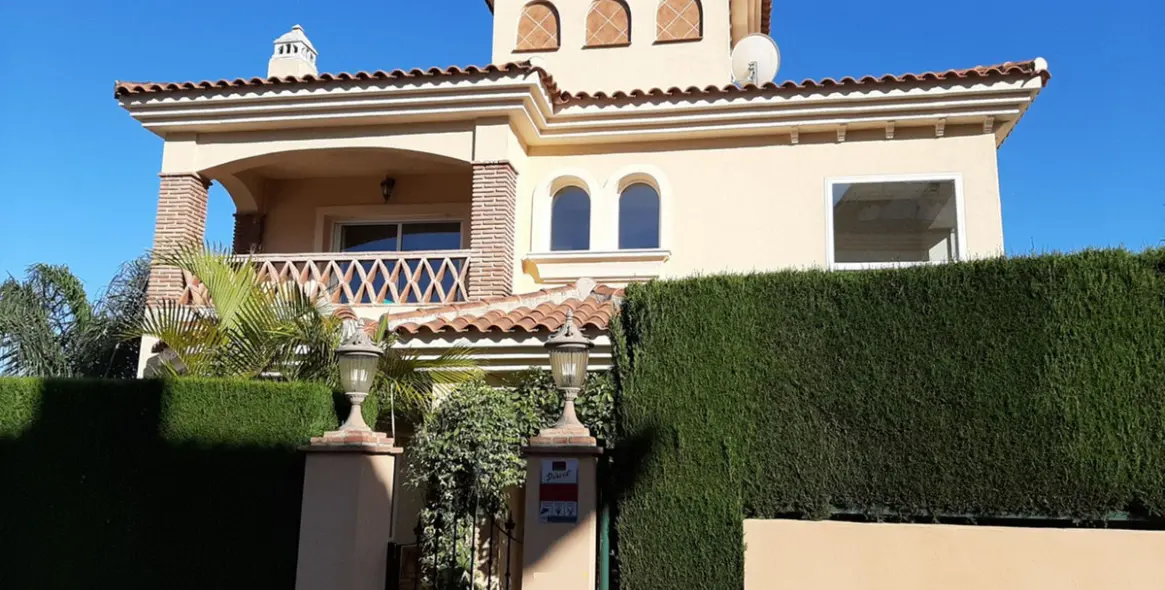 Venta de villa independiente en Riviera del Sol 10