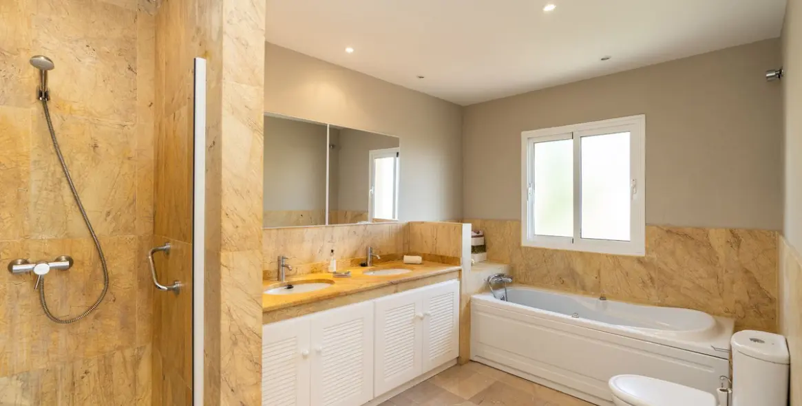 Sale of detached villa in Riviera del Sol 41