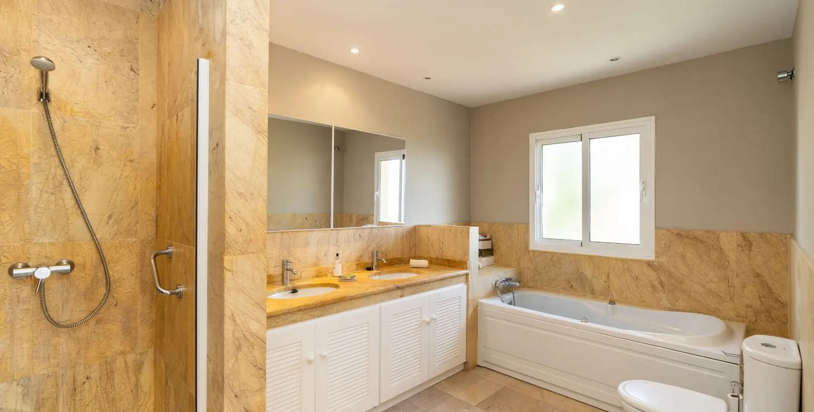 Sale of detached villa in Riviera del Sol 38