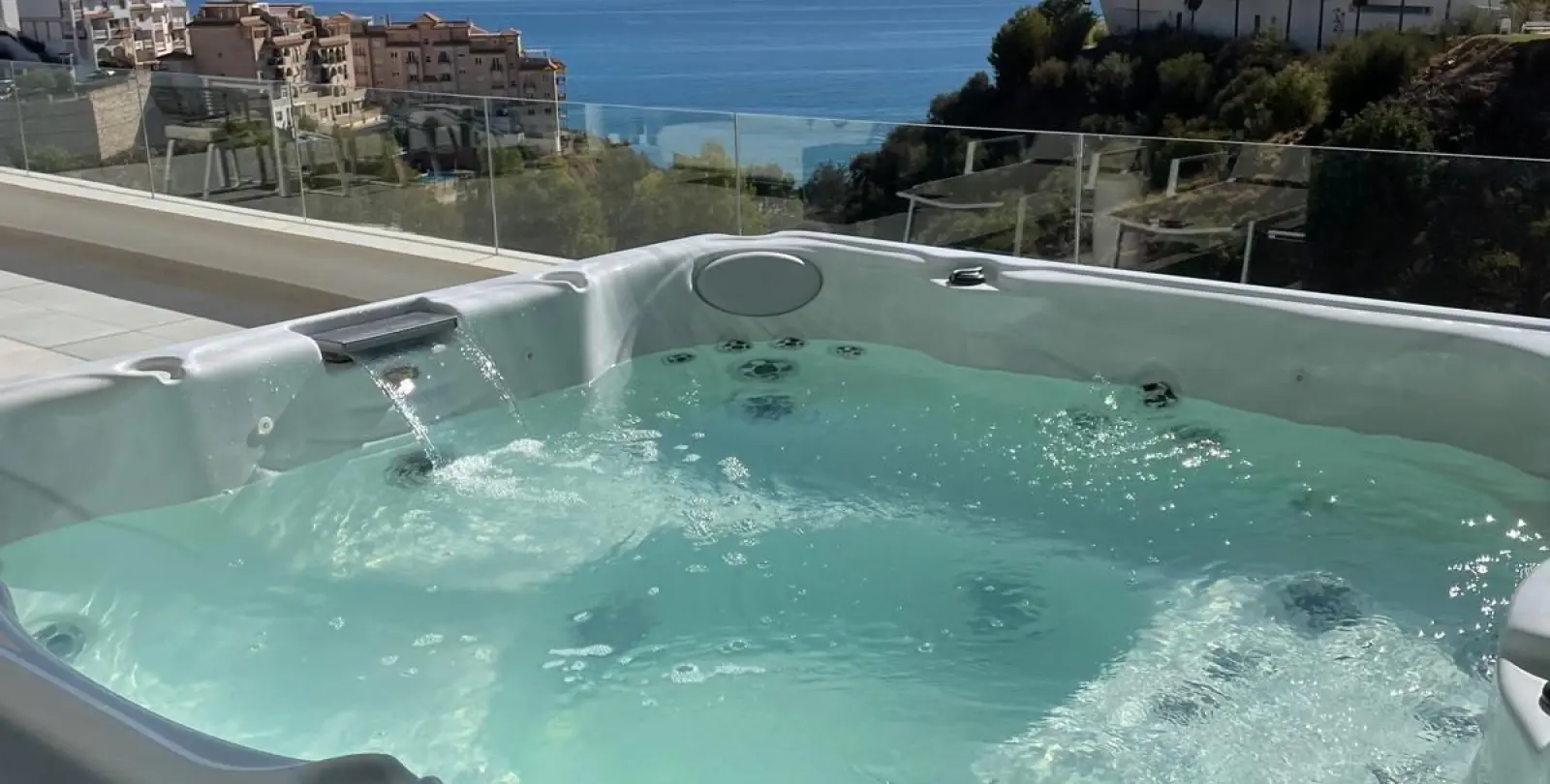 Sale of middle floor apartment in Benalmadena Costa 2