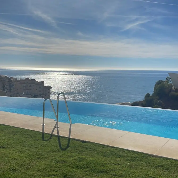 Sale of middle floor apartment in Benalmadena Costa