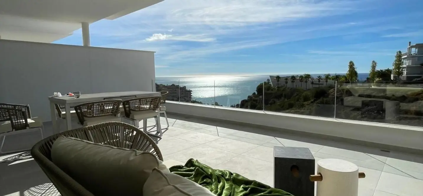 Sale of middle floor apartment in Benalmadena Costa 3