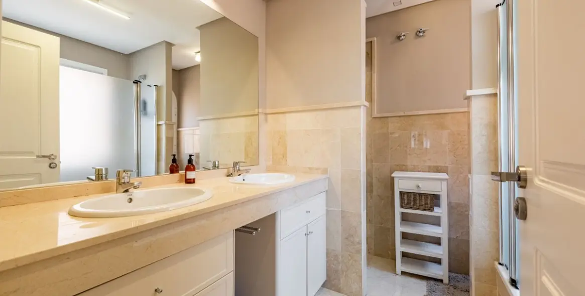 Продажа дома на две семьи в Nagüeles 19