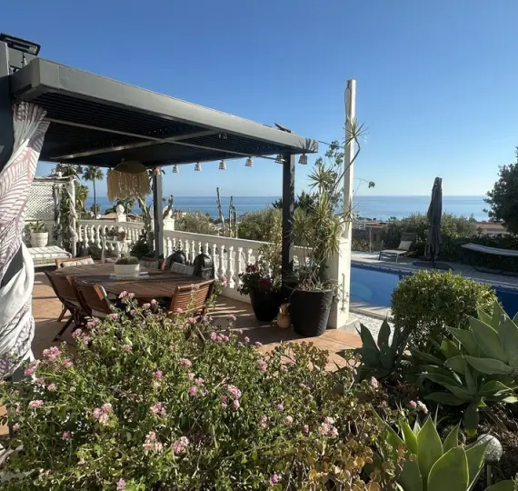 Venta de villa independiente en Rincón de la Victoria