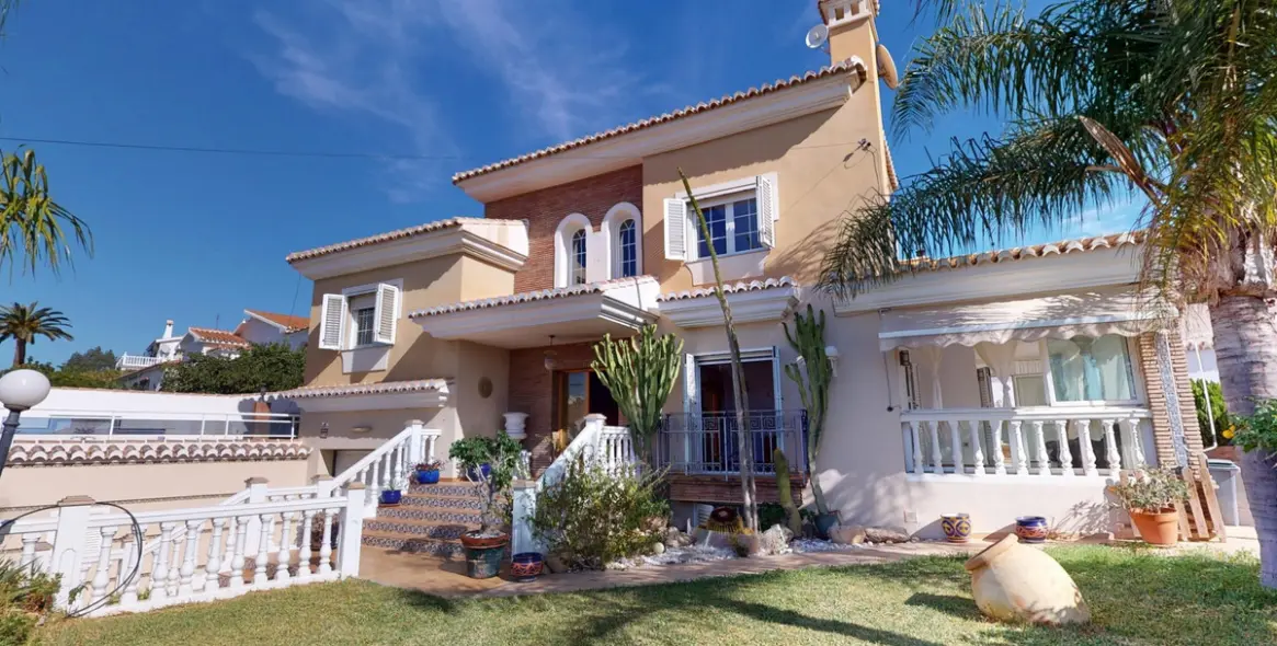 Sale of detached villa in Caleta de Vélez 1