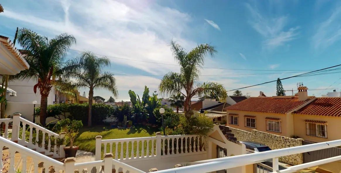 Sale of detached villa in Caleta de Vélez 2