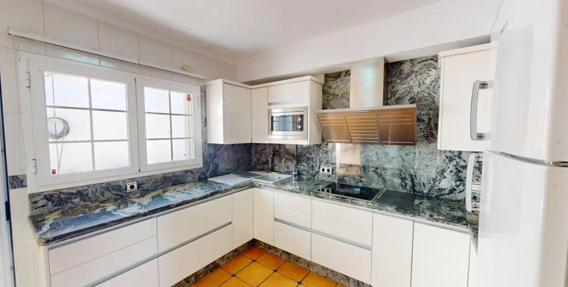 Sale of detached villa in Caleta de Vélez 6