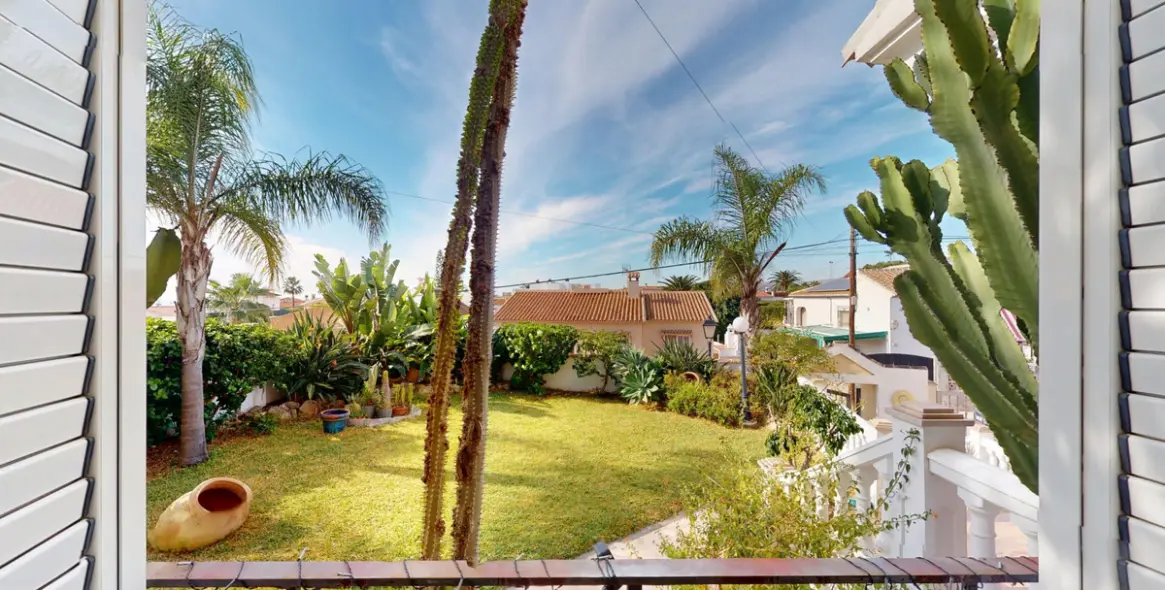 Sale of detached villa in Caleta de Vélez 11