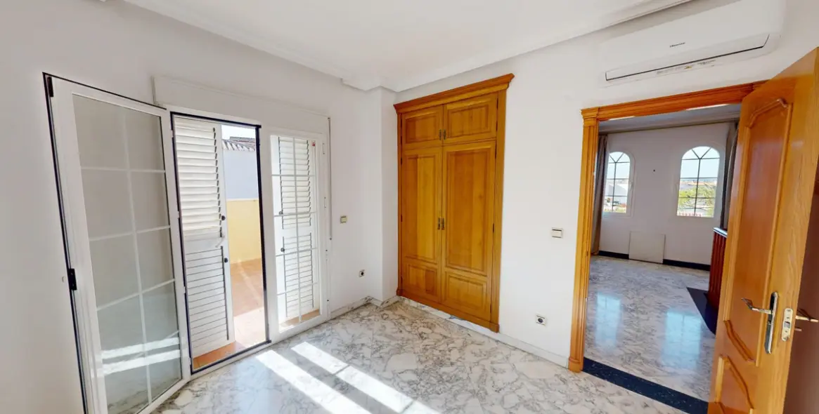 Sale of detached villa in Caleta de Vélez 33