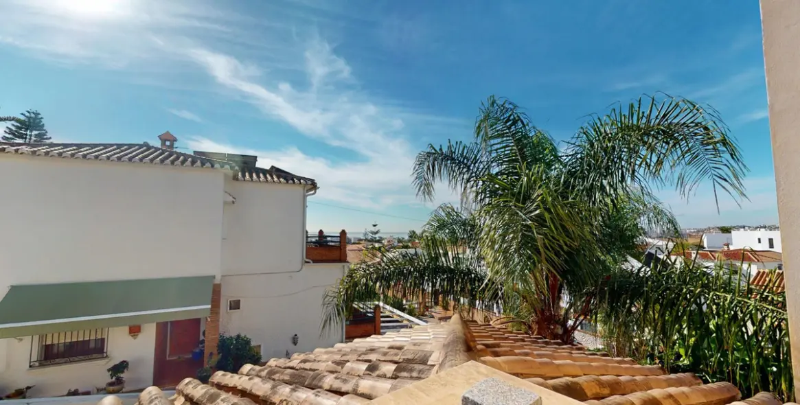 Sale of detached villa in Caleta de Vélez 36