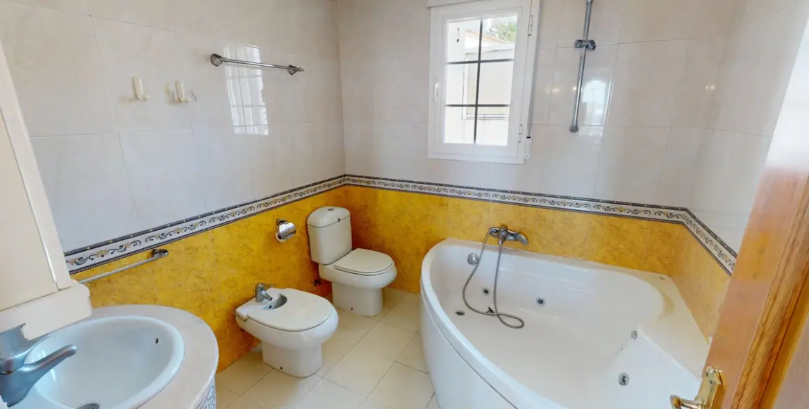 Sale of detached villa in Caleta de Vélez 37