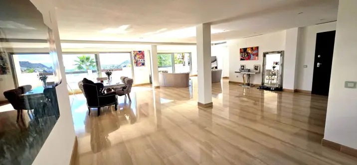 Продажа апартаментов на среднем этаже в Benahavís 0