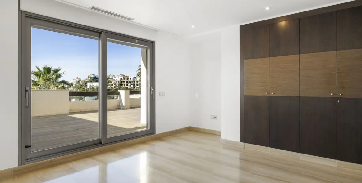 Sale of middle floor apartment in Benahavís 25