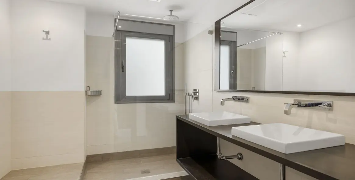 Sale of middle floor apartment in Benahavís 26