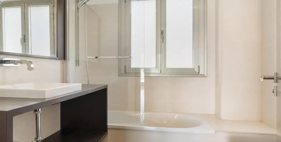 Sale of middle floor apartment in Benahavís 29