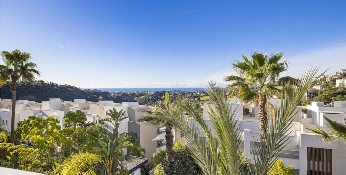 Sale of middle floor apartment in Benahavís 30