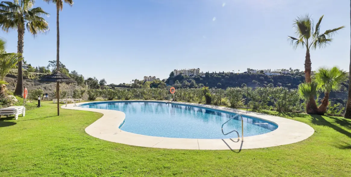 Sale of middle floor apartment in Benahavís 32