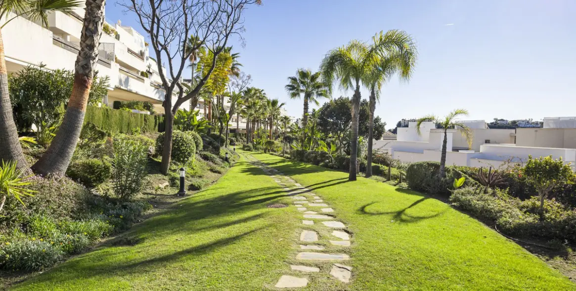 Sale of middle floor apartment in Benahavís 33