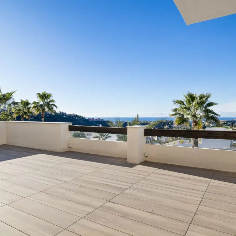 Sale of middle floor apartment in Benahavís