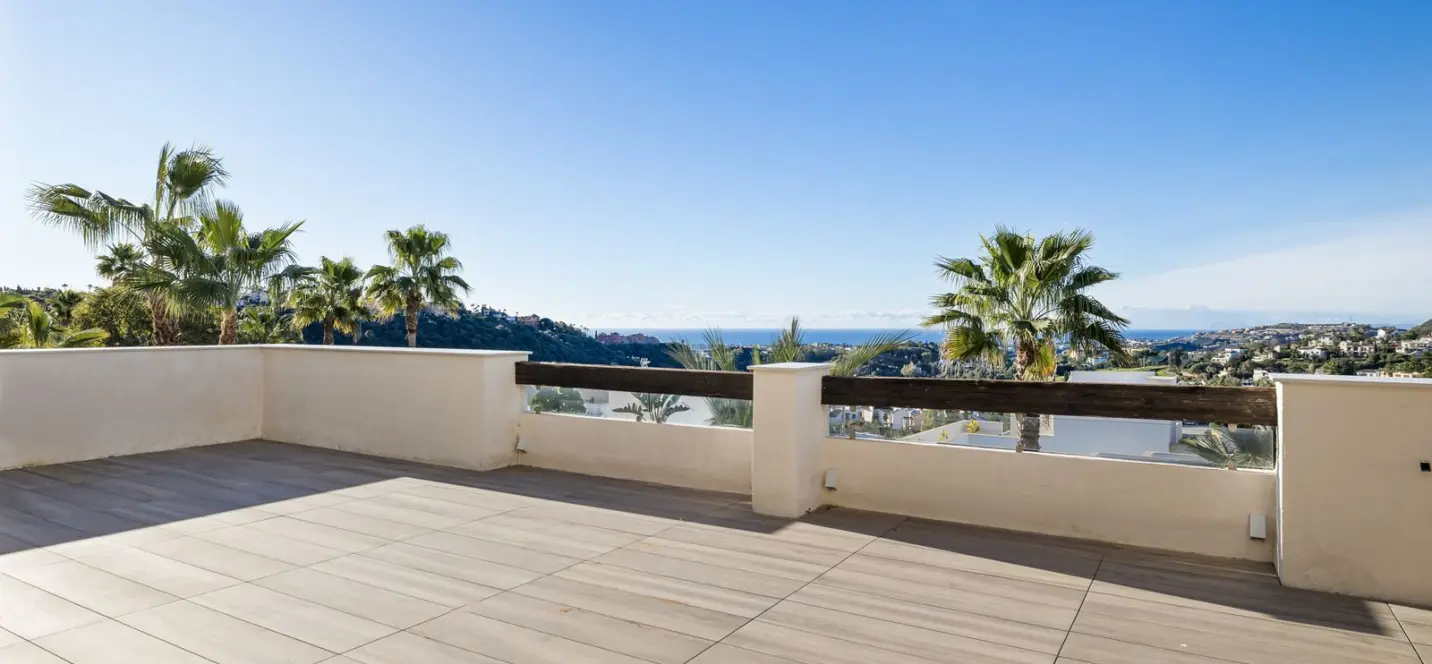 Sale of middle floor apartment in Benahavís 0