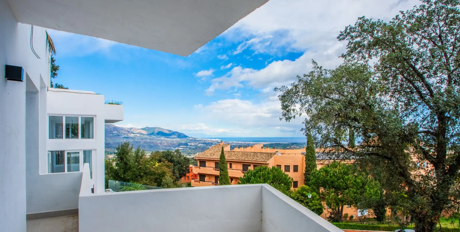 Venta de apartamento en planta media en La Mairena 14