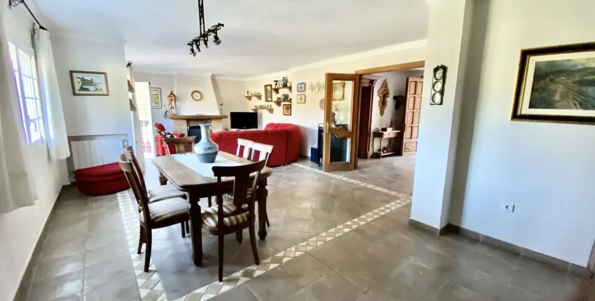 Продажа  отдельно стоящей виллы в Benahavís (район Benahavís) 2