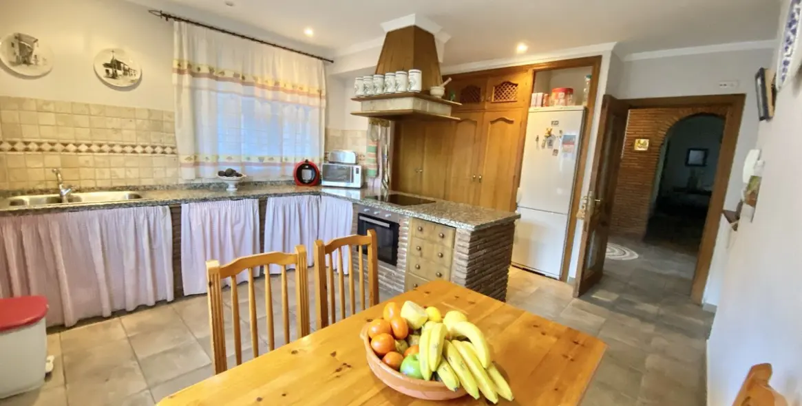 Продажа  отдельно стоящей виллы в Benahavís (район Benahavís) 3