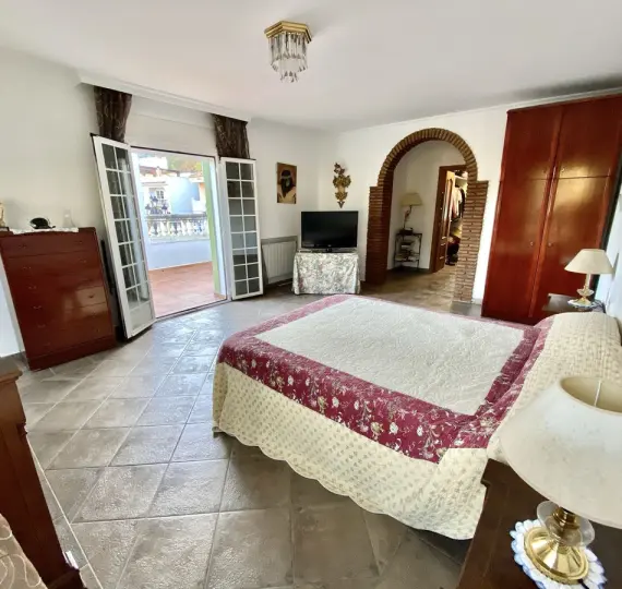 Oтдельно стоящая вилла R4677088