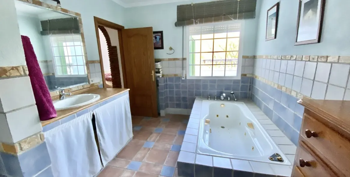 Продажа  отдельно стоящей виллы в Benahavís (район Benahavís) 19