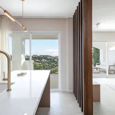 Alquiler a largo plazo de apartamento en planta media en Benahavís