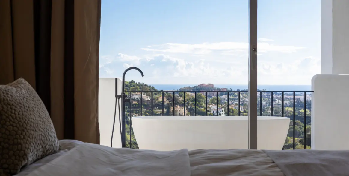 Sale of middle floor apartment in Benahavís 10