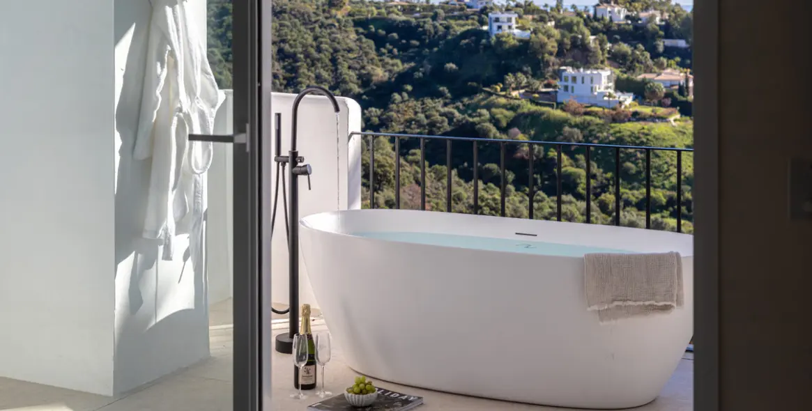 Sale of middle floor apartment in Benahavís 12