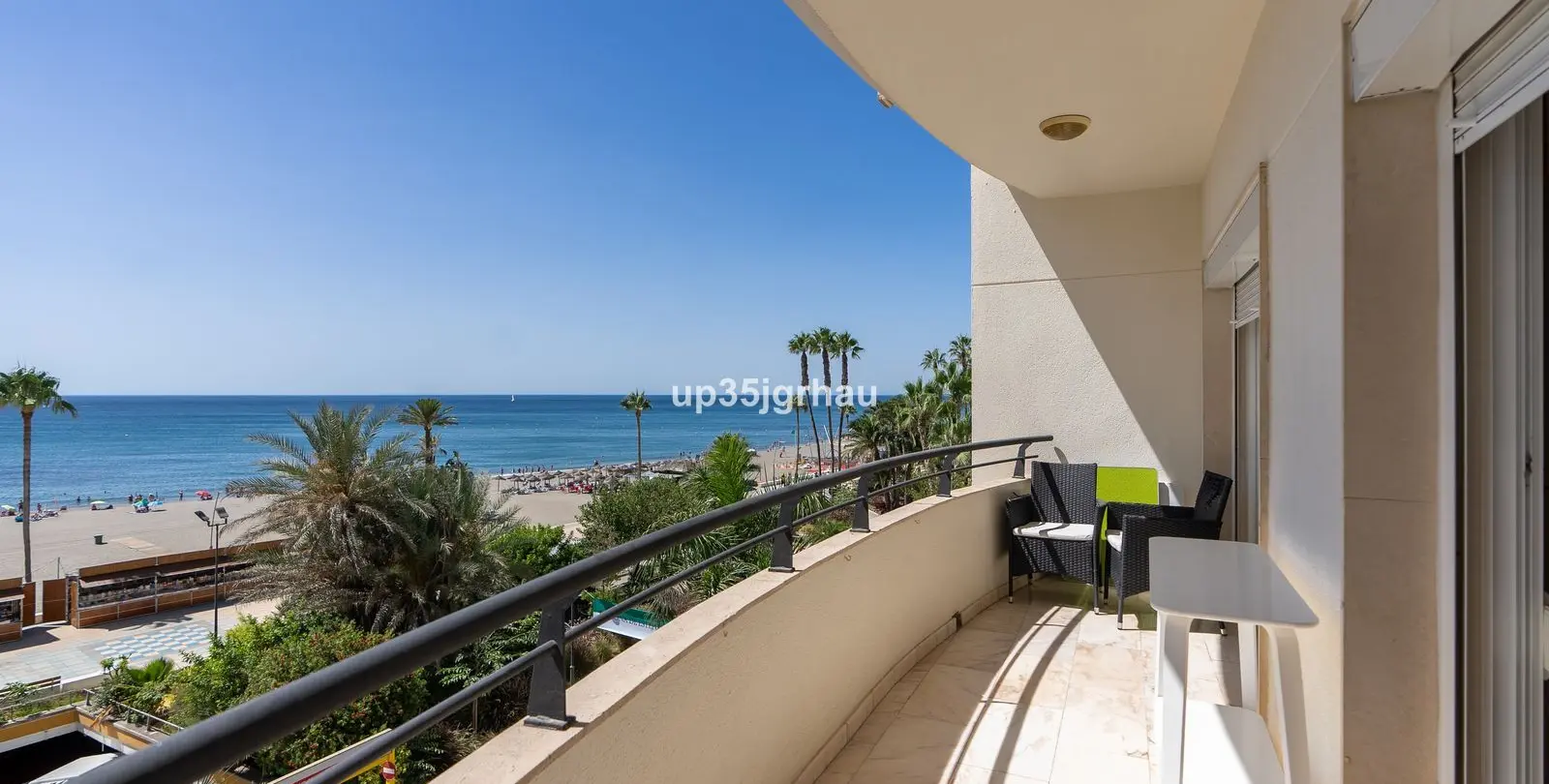 Sale of middle floor apartment in Estepona 1
